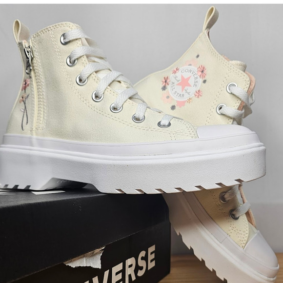 Converse Youth  CTAS Lugged Lift Hit Tops Size 6 Cream  A10268C  NWT - Picture 1 of 8